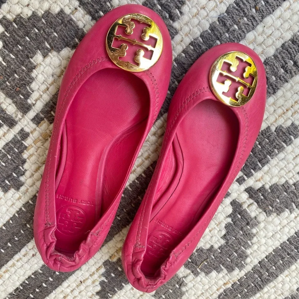 Girls Tory Burch Fuchsia flats with Gold Emblem